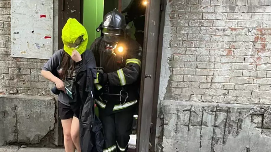 В пятиэтажном жилом доме в Усть-Каменогорске загорелась квартира