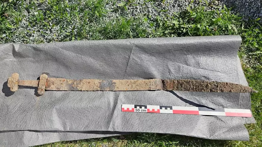 Школьник случайно нашел 1300-летний меч викингов во время экскурсии