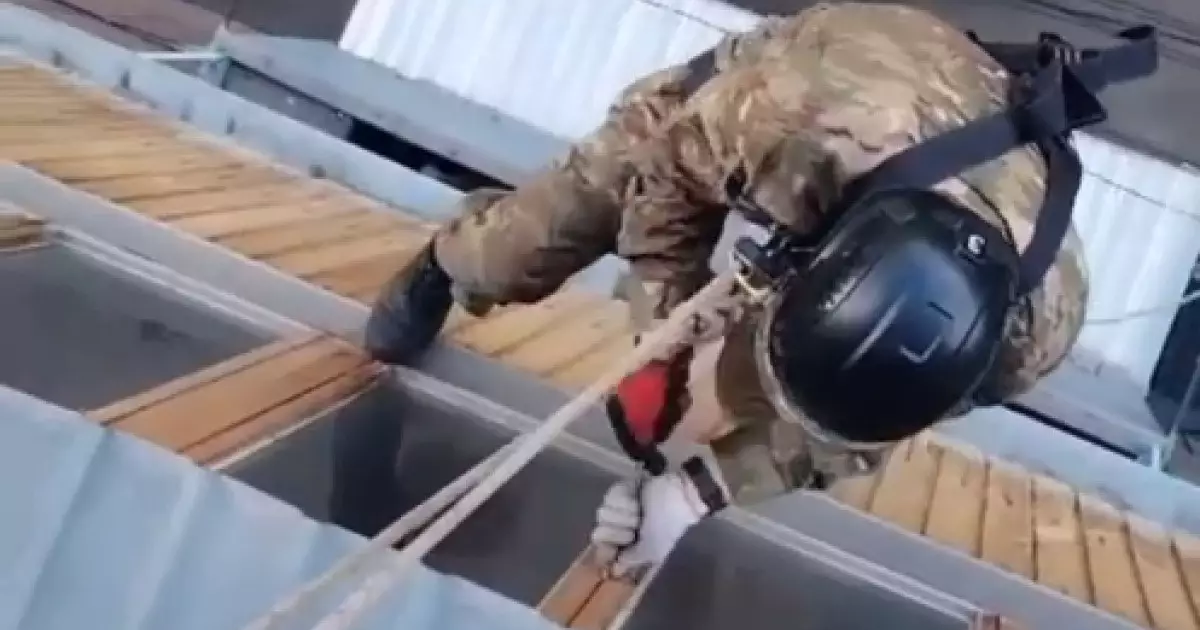  Қарағандыда құтқарушылар ес-түссіз пәтерінде жатқан әйелді анықтады 