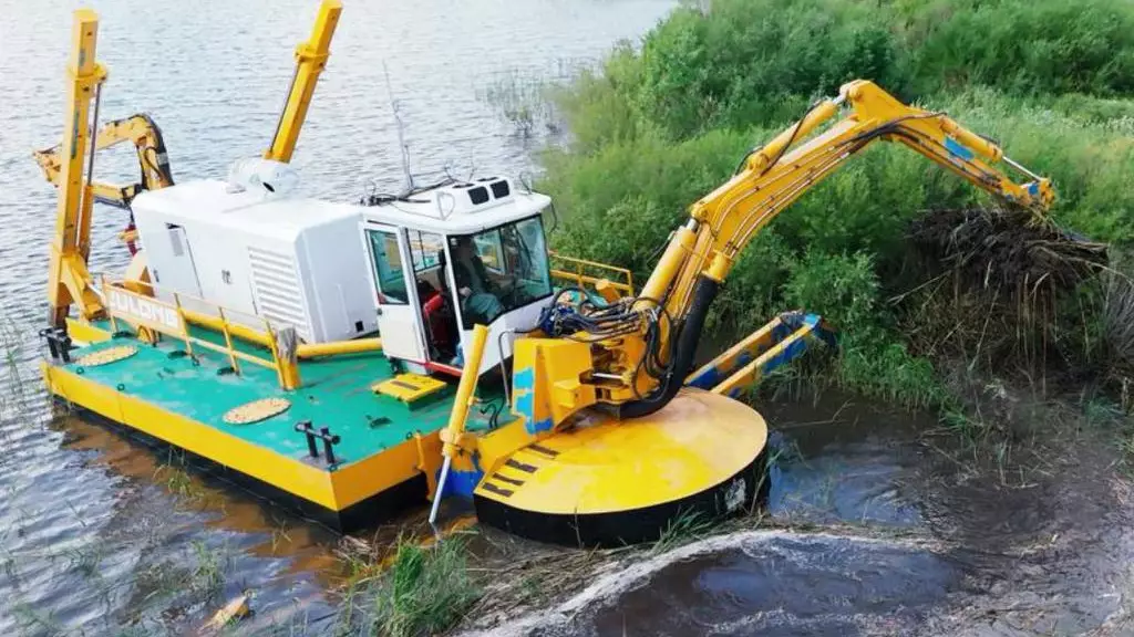 В стране задействуют 6 земснарядов для очистки водоёмов от ила
