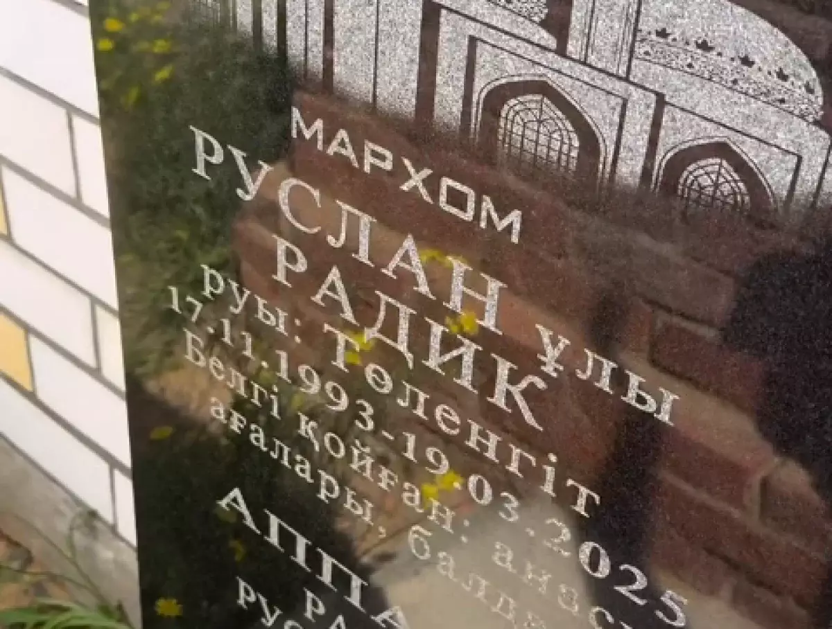 Россиянин показал могилу казаха, погибшего в войне с Украиной