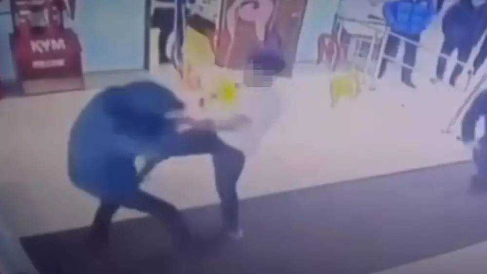Алматы облысында оқушы мұғалімді соққыға жыққан - видео