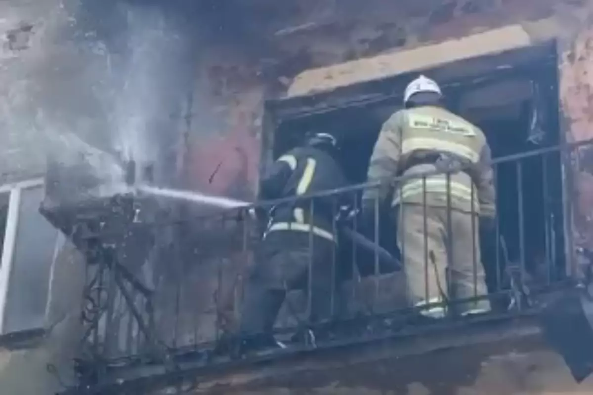 Пожар в Атырау: из горящего дома эвакуировали 16 человек