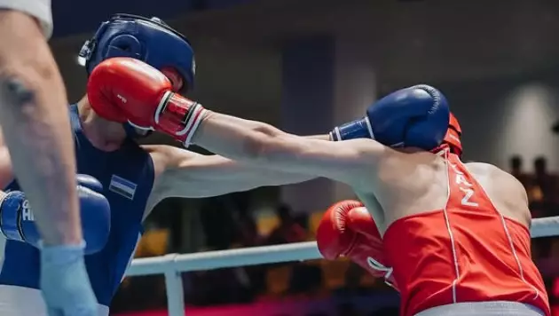 Казахстанец оформил разгром и вышел в финал ЧА-2026 по боксу