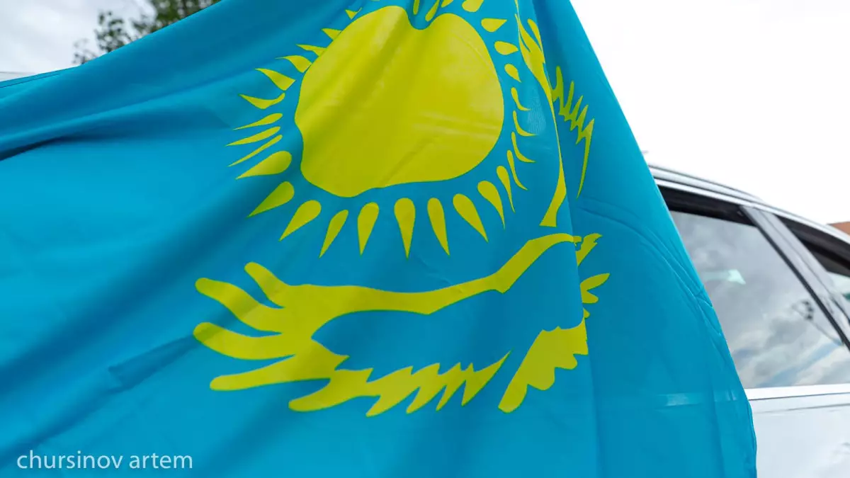 Желідегі шу: Талдықорғандағы жыртылып қалған мемлекеттік ту ауыстырылды