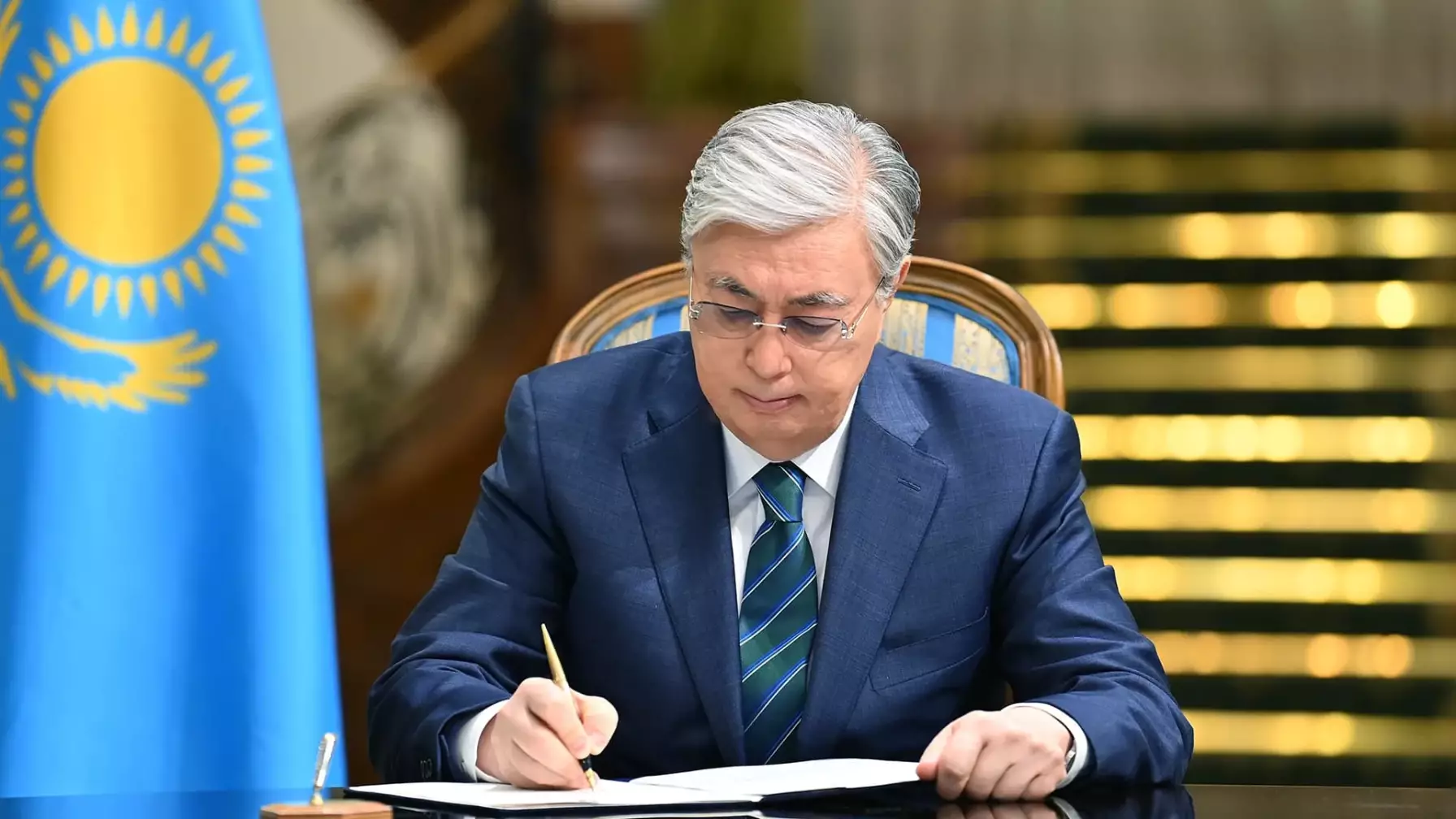 Мемелекет басшысы орта білім жүйесіне жасанды интеллектіні енгізу туралы жаңа жарлыққа қол қойды