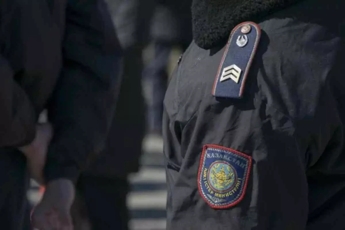 Полицейді шапалақпен ұрған қазақстандық екі жылға сотталды
