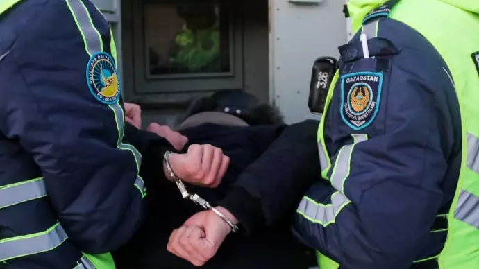 «Полицейлерді шапалақпен ұрған»: Жетісу облысы соты үкім шығарды