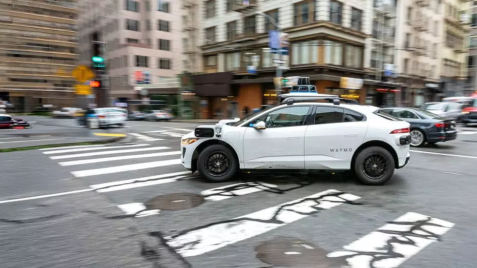 Waymo отзывает крупный парк автономных автомобилей после инцидента, выявившего серьезную проблему безопасности.