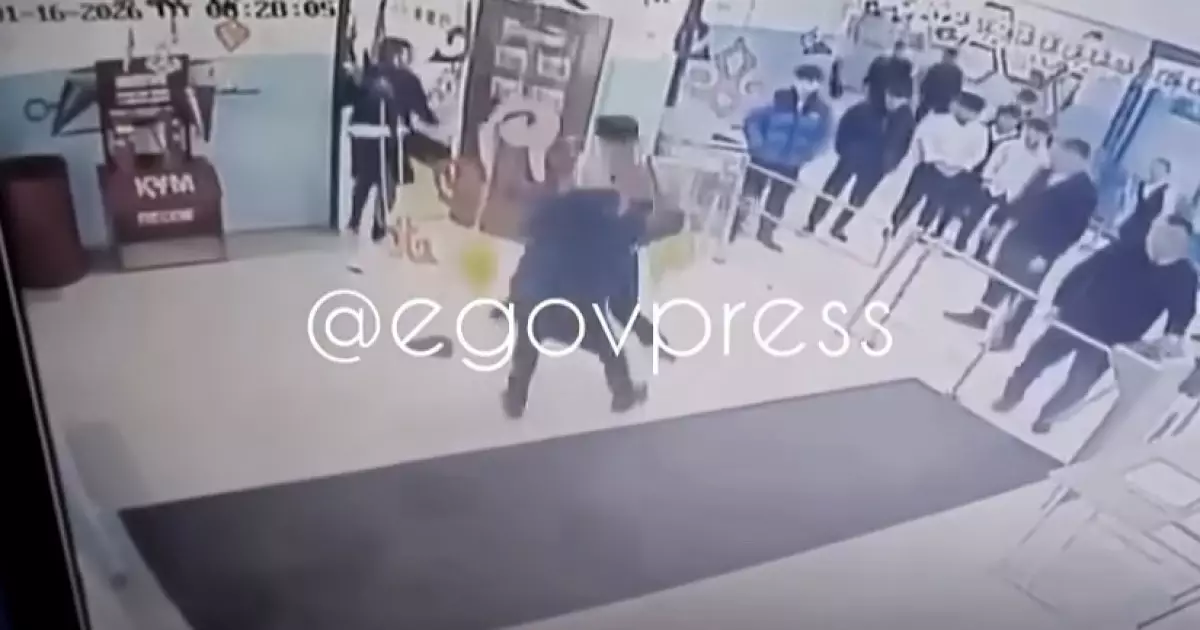  Алматыда оқушының мұғалімді тоқпақтап соққыға жығып жатқан видеосы тарады (ВИДЕО) 