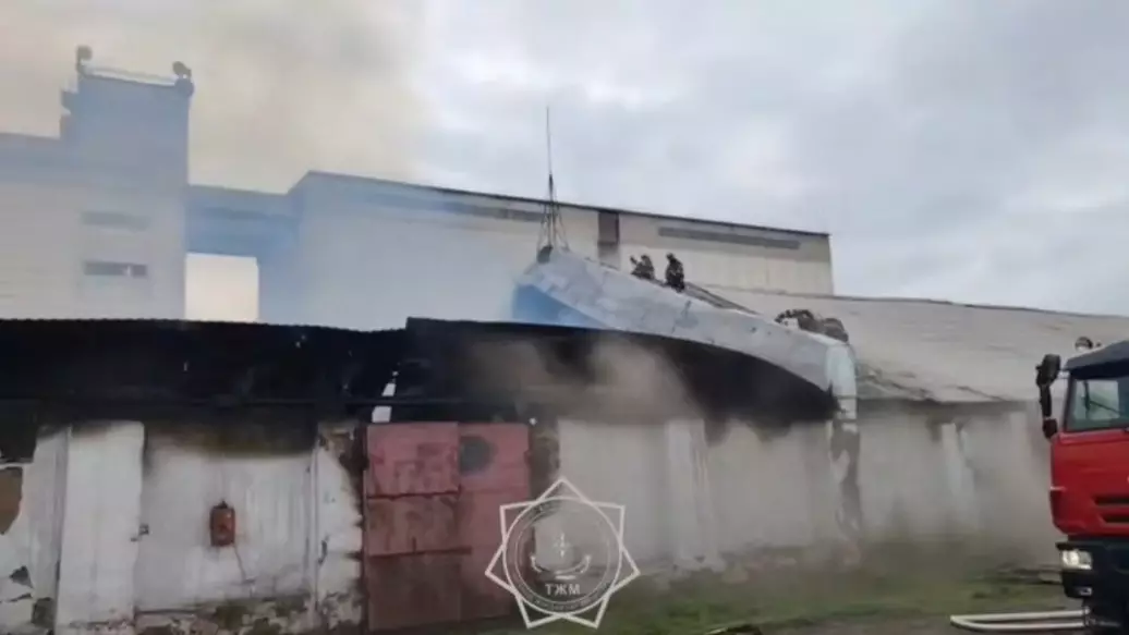 Пожар развился на двух складах в Костанайской области
