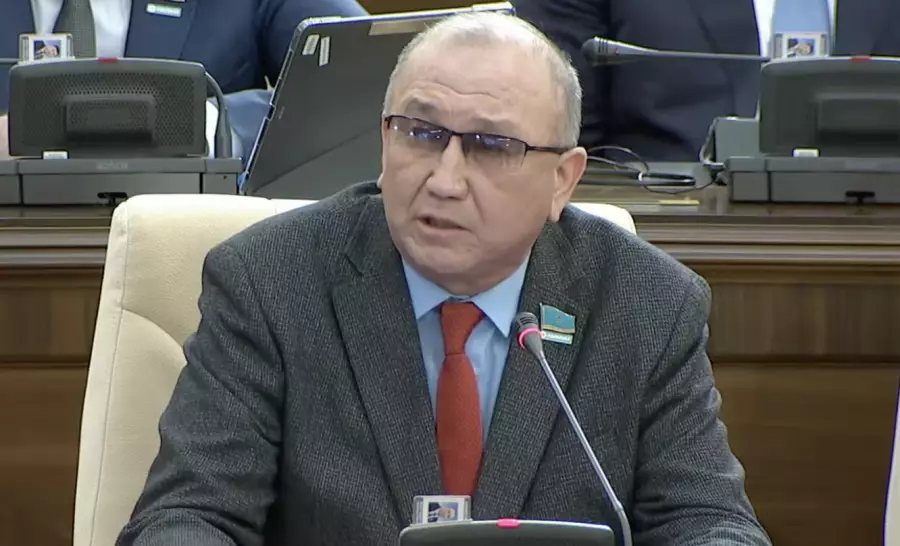 “Мына жерде ертегі айтып тұрсыздар“. Депутат үйдегі интернет сапасын сынап, министрге шүйлікті