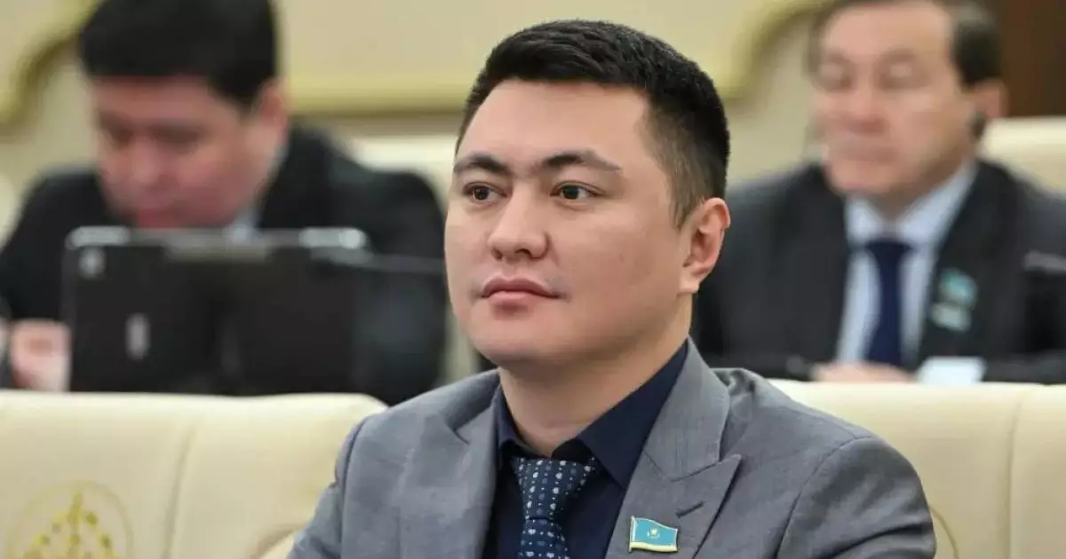  Депутат Мукаев ответил на скандал с синей папкой и поздравлением жены 