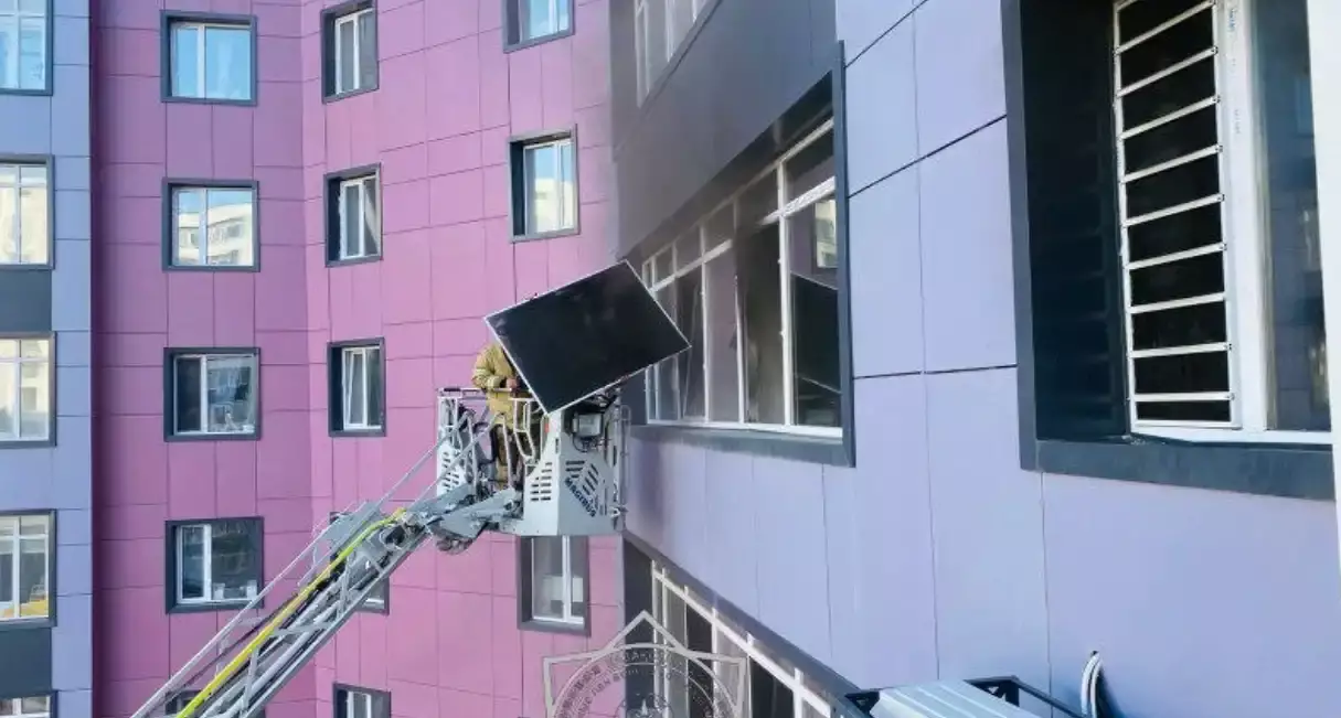 Ақтөбеде көпқабатты тұрғын үй отқа оранды