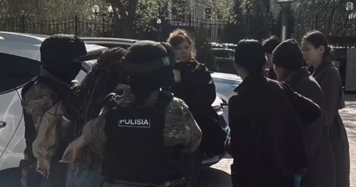  Оралда ер адамды суреттерімен бопсалаған әйел ұсталды (ВИДЕО) 