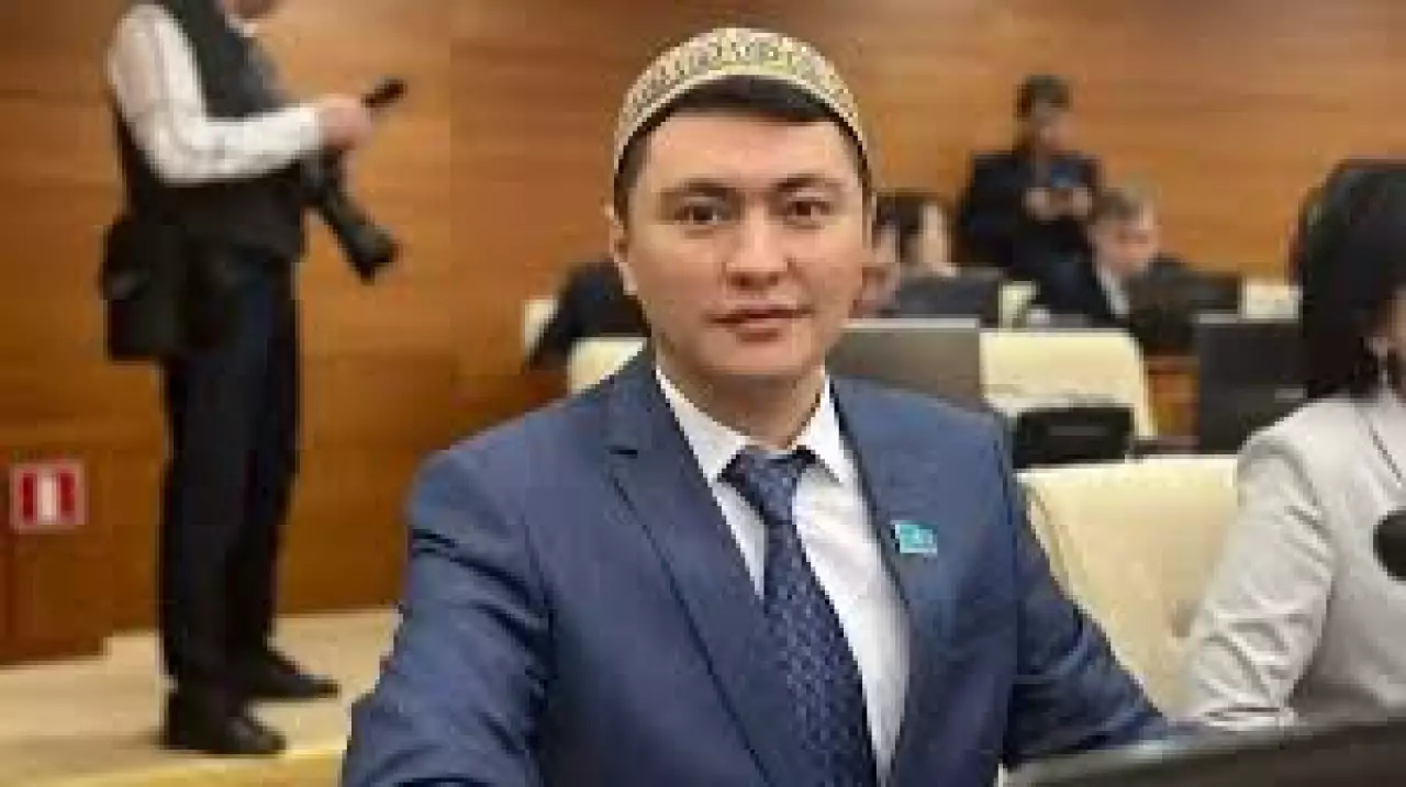 Даудың басы-Дәулеттің «көк папкасы»: сынға қалған депутат пікір білдірді