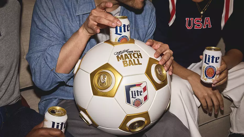 Miller Lite выпустил лимитированную серию «Матчбол», вмещающую 12 банок, в честь болельщиков чемпионата мира по футболу 2026 года.