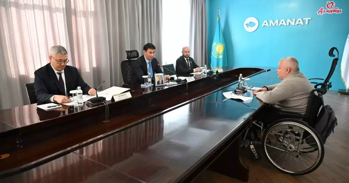 Алматы әкімі AMANAT партиясы алаңында тұрғындарды қабылдады 