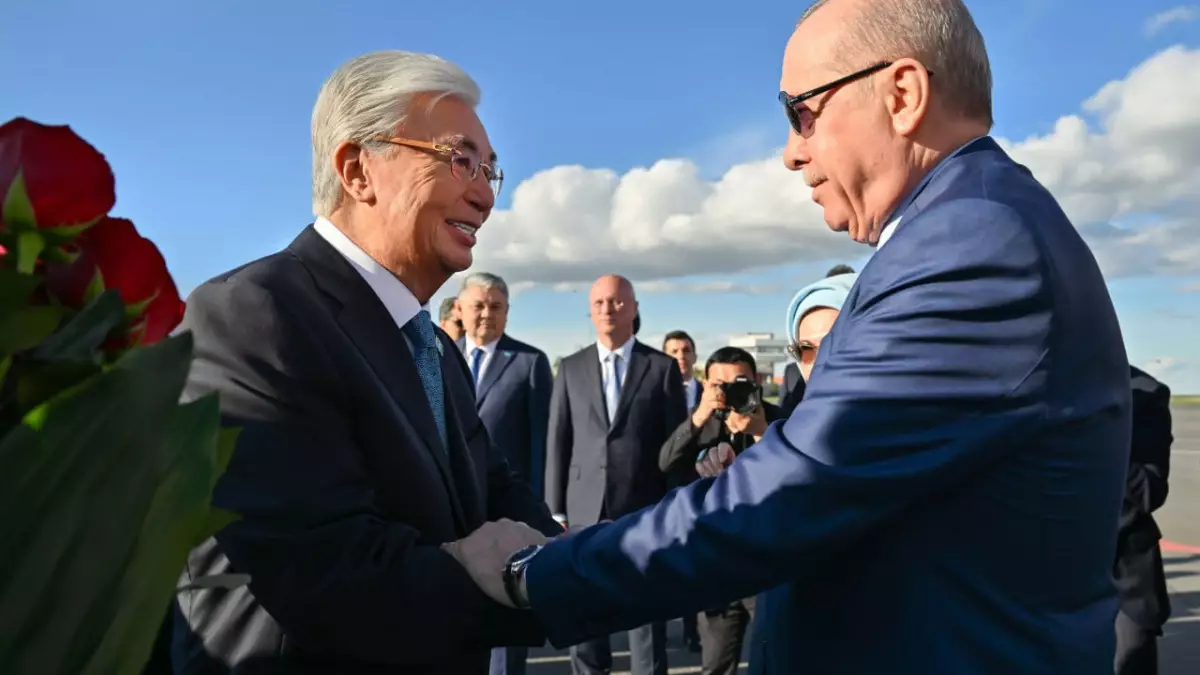 Қасым-Жомарт Тоқаев Режеп Тайып Ердоғанды Астана әуежайынан қарсы алды