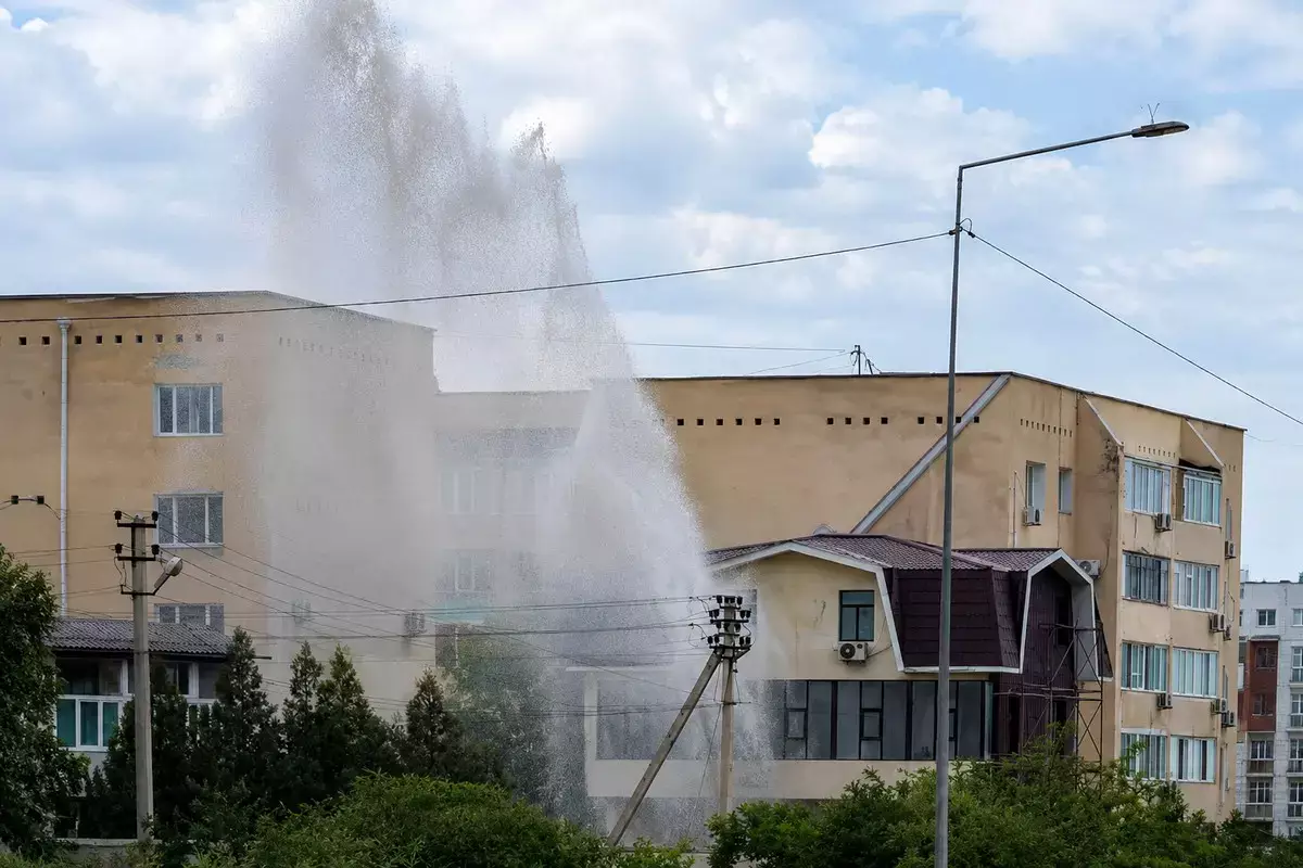 «Гейзер» взмыл в небо посреди Актау - новости на Lada.kz 13.05.2026