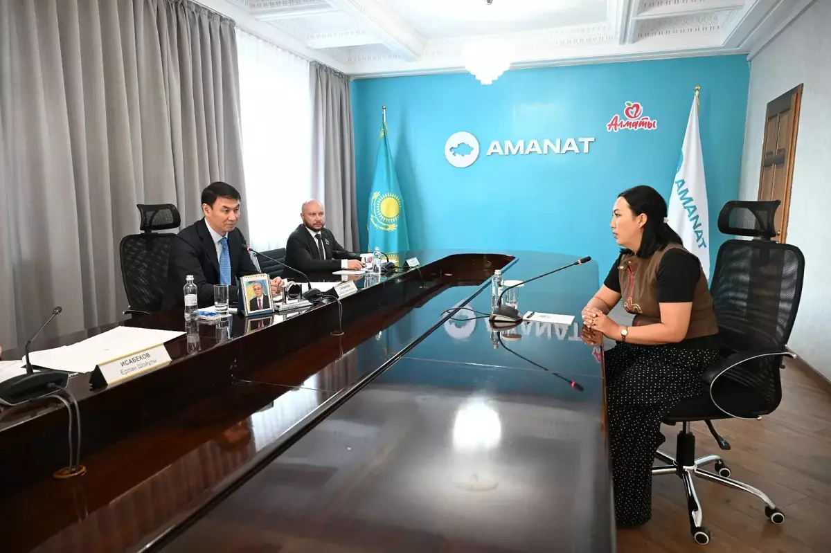 Алматы әкімі AMANAT партиясы алаңында тұрғындарды қабылдады