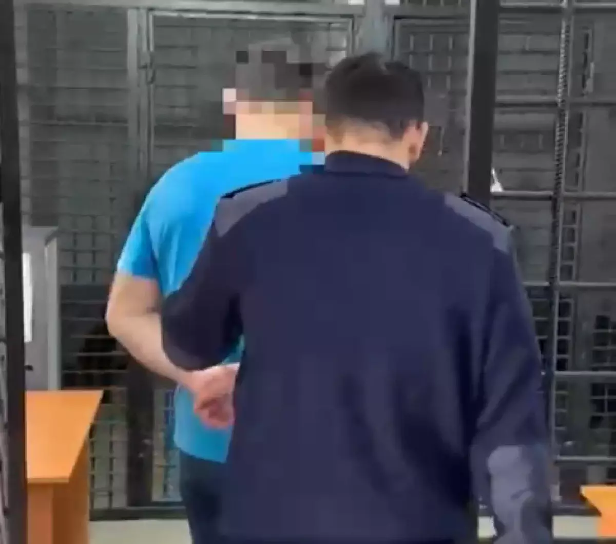 В Атырау прохожий шлёпнул девушку по ягодицам — его задержали