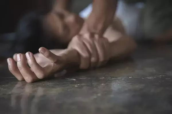 Оралда полиция жас қызды құтқаруға барып, зорлап кеткен