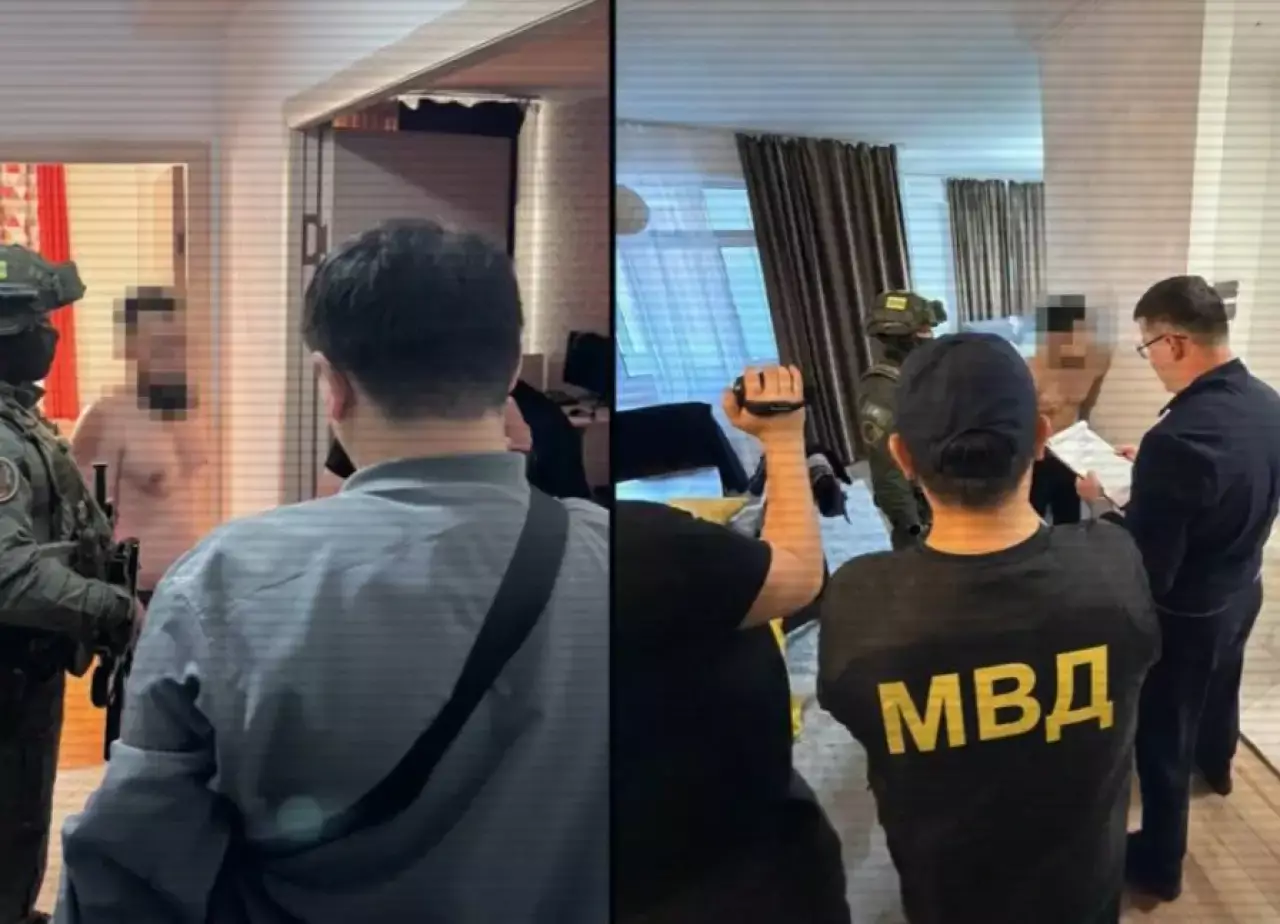 Калашников автоматы, тапанша мен оқ-дәрі: Алматыда аса ауыр қылмыстар жасаған бандиттік топ ұсталды
