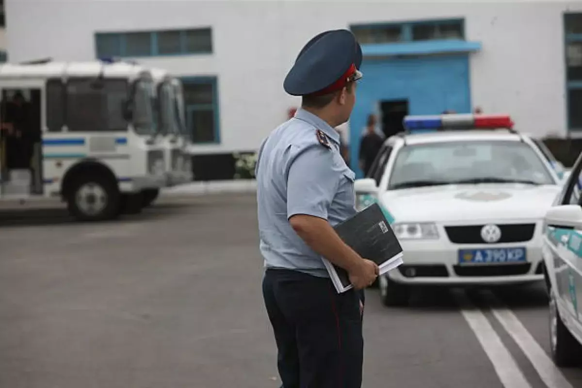 Оралда пәтерді тексеруге барған полицей қызды зорлады деген күдікпен ұсталды