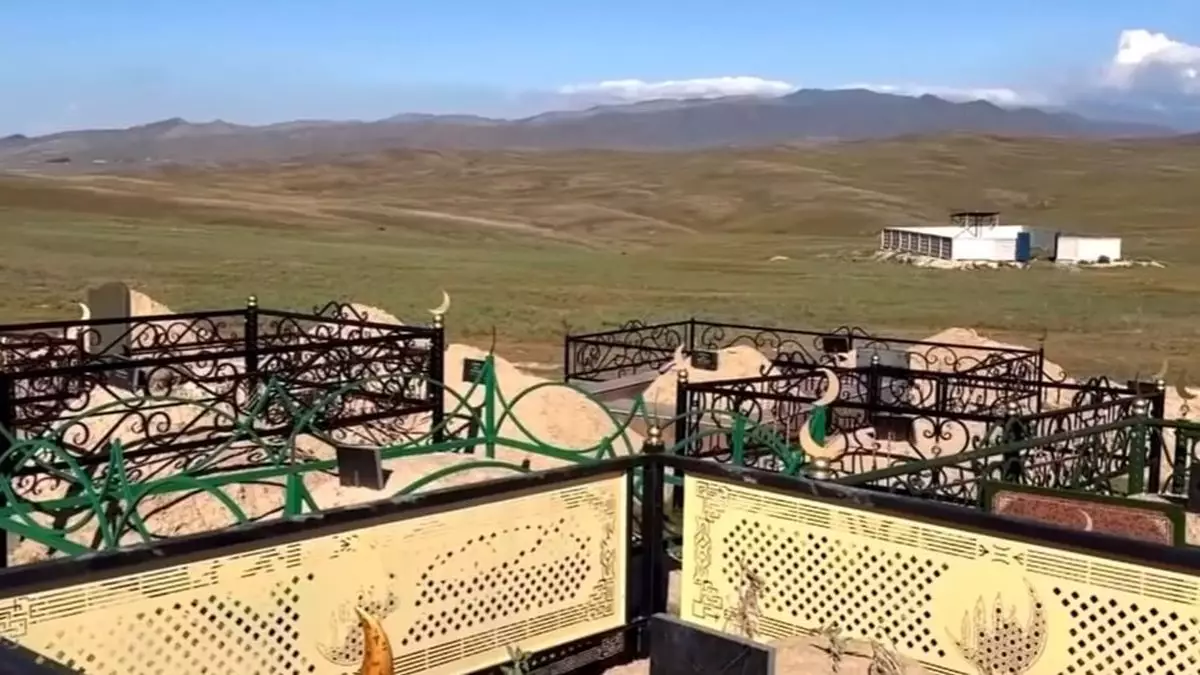 В Таразе людей начали хоронить рядом со скотомогильником