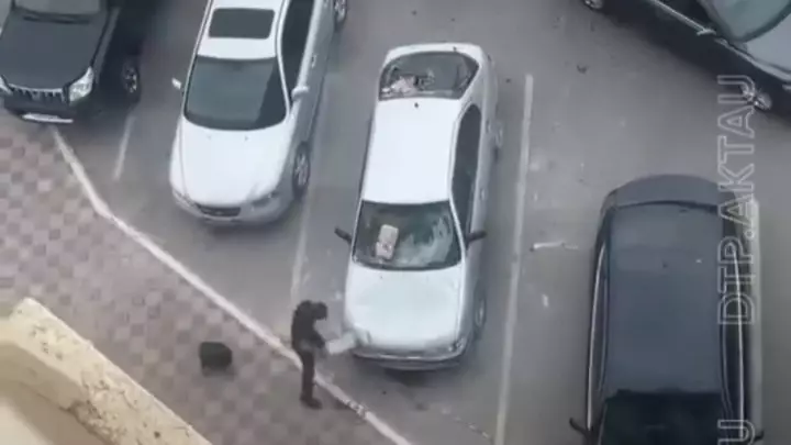 Ақтауда ер адам біреудің көлігін кірпішпен ұрып, тас-талқанын шығарды