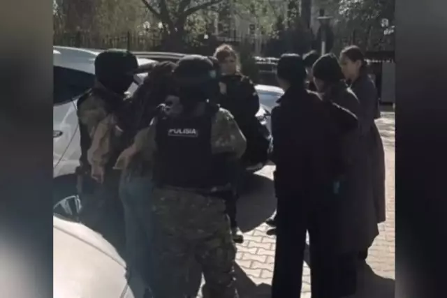 «Жеке суреттеріңді таратамын»: БҚО-да әйел ер адамды бопсалап, ақша талап еткен
