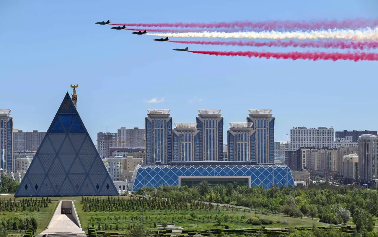 Ердоғанның құрметіне елорда аспанында Түркия туының түстері бейнеленді