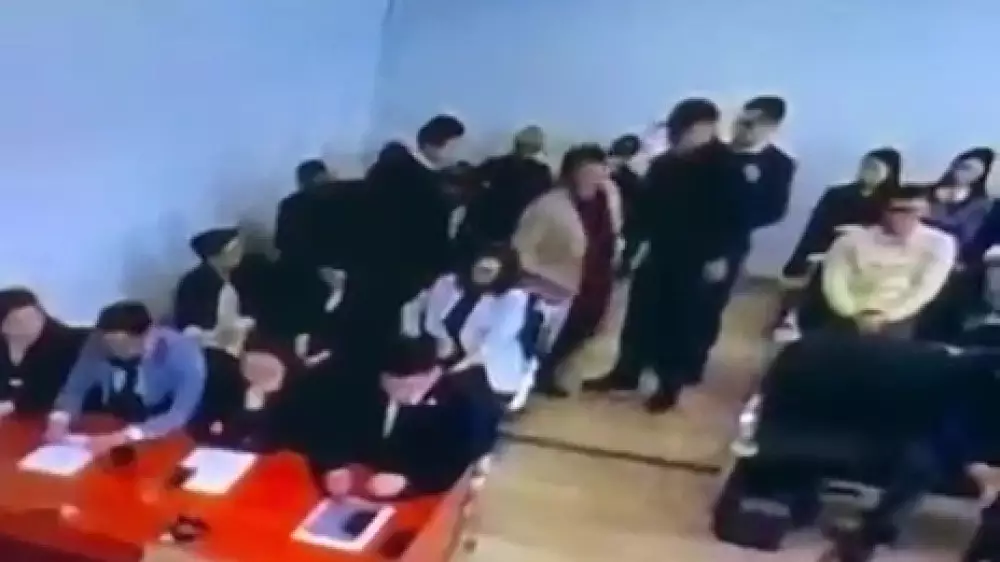Скандал в суде по делу Байжанова - полиция и приставы вывели женщину из зала