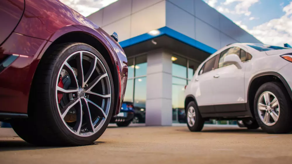 Новый автомобиль с облезающей краской продали жителю Семея