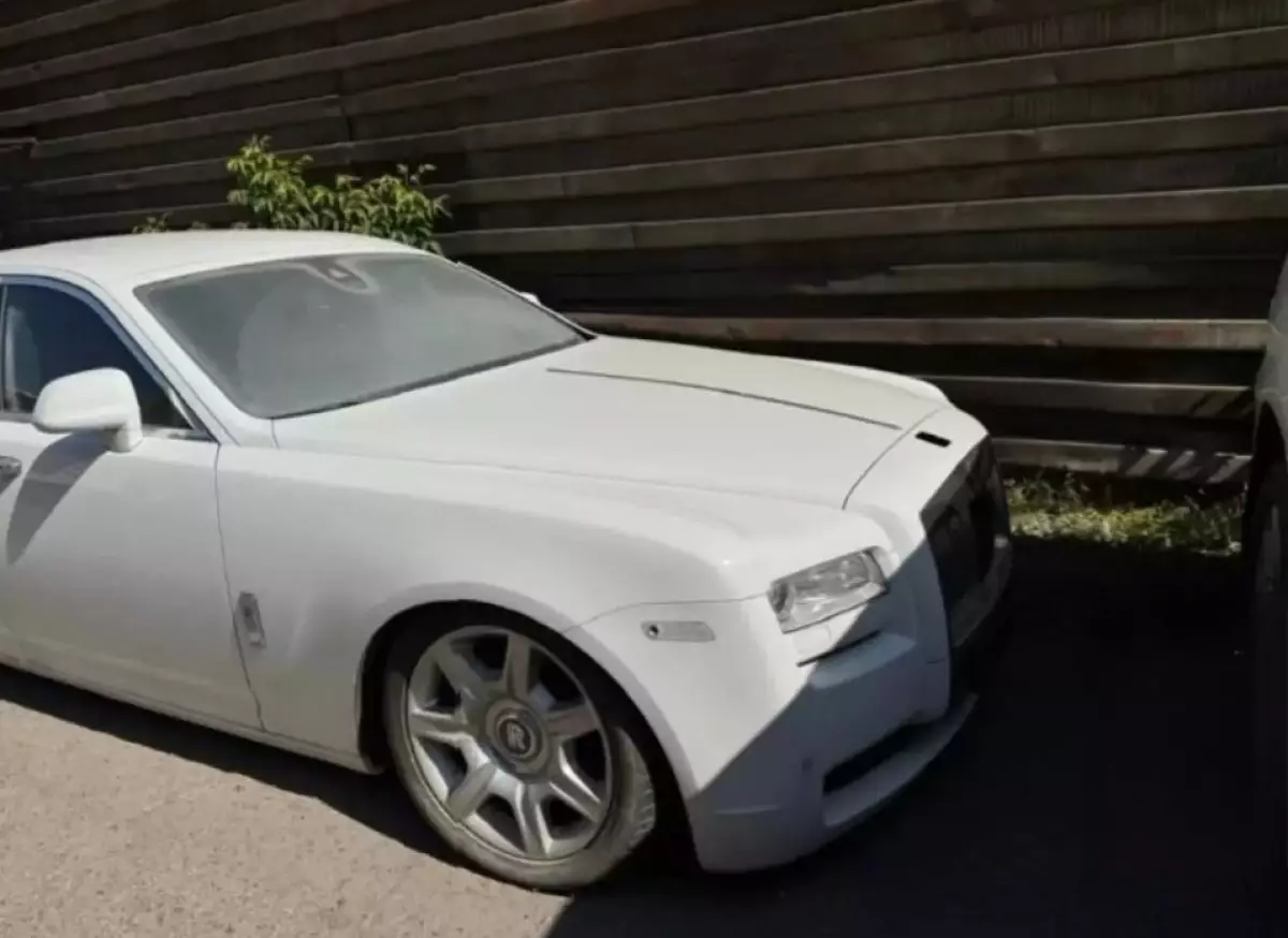 Назарбаевтың «оң қолы» мінген Rolls-Royce кімге бұйырды