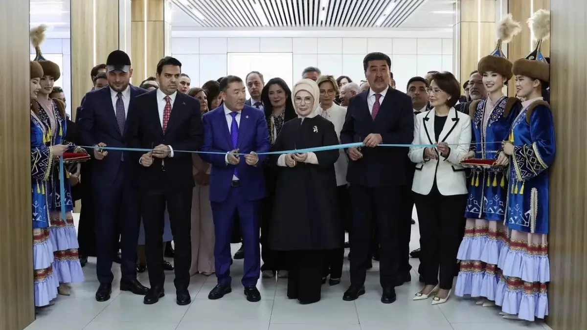 Первая леди Турции открыла экологическую лабораторию в Казахстане