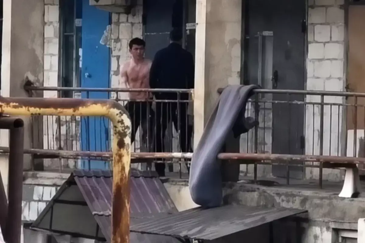 Мужчины устроили драку на галерее жилого дома в Жанаозене - новости на Lada.kz 14.05.2026