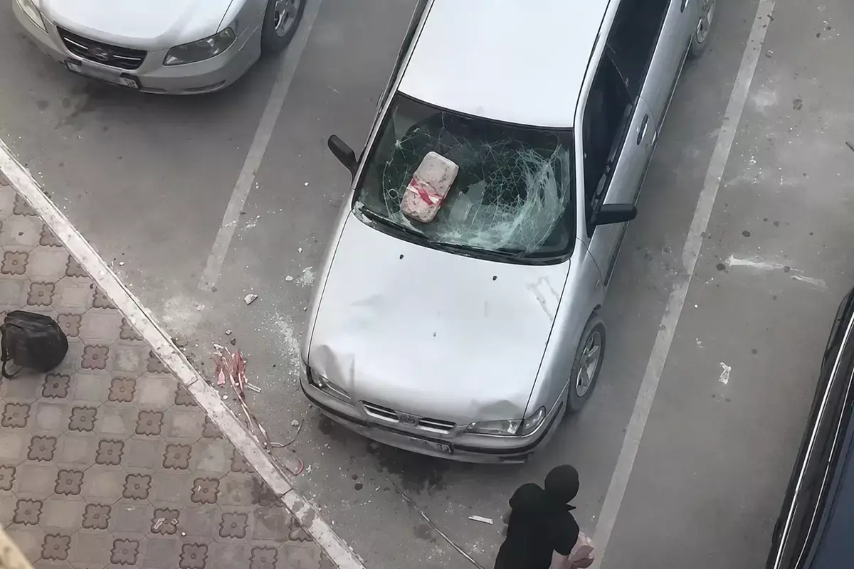 В Актау мужчина разбил чужой автомобиль кирпичом на глазах у прохожих - новости на Lada.kz 14.05.2026