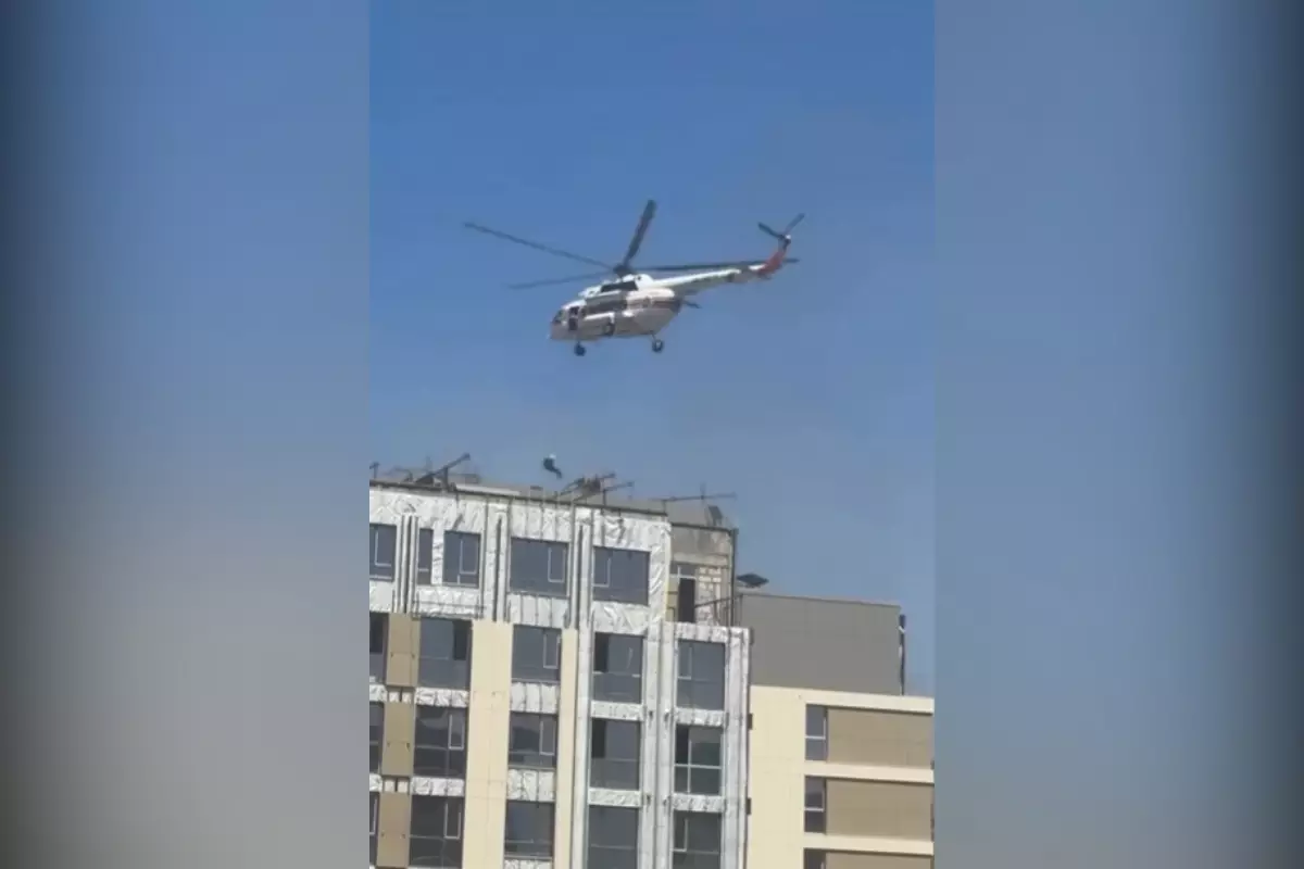 Вертолет над ЖК в Алматы напугал жителей: в МЧС объяснили, что произошло