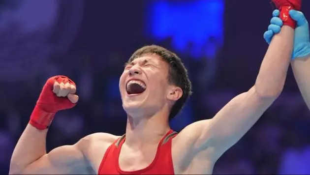 Казахстанец разгромил узбекистанца и стал чемпионом Азии по боксу