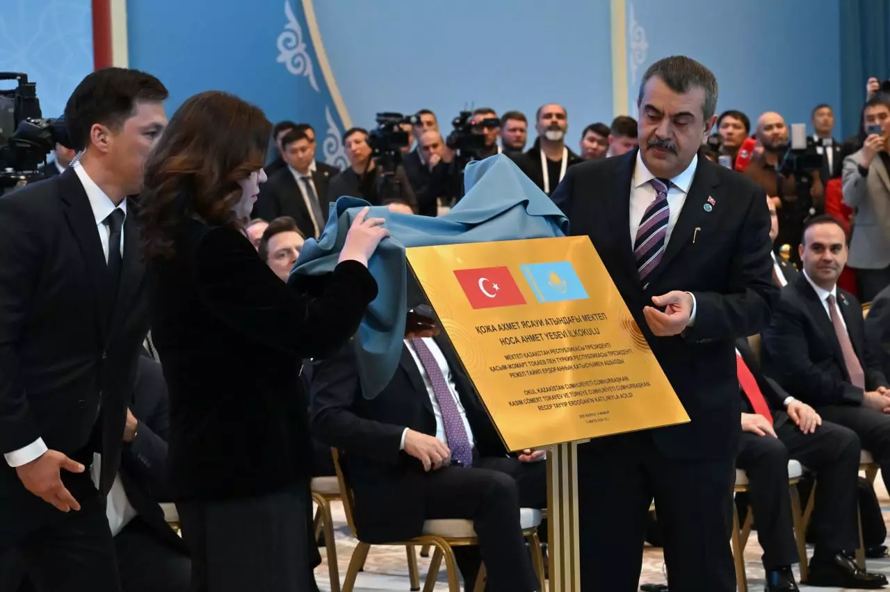 Қазақстан мен Түркия президенттері Қожа Ахмет Ясауи атындағы мектептің ашылу рәсіміне қатысты