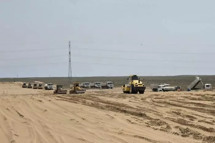 Строительство дороги Туркменбаши-Гарабогаз-граница Казахстана ведется высокими темпами.