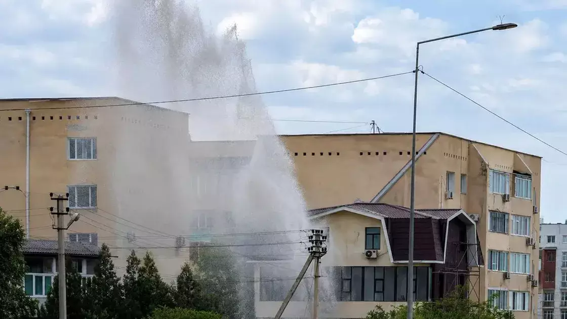 Құбыр шыдамаған: Ақтаудың қақ ортасында төрт қабатты үйдің биіктігіндей «гейзер» атылды