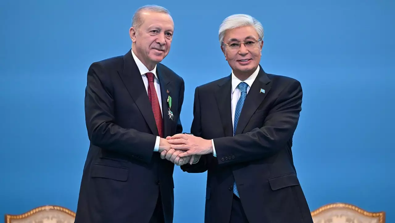 Президент Казахстана вручил лидеру Турции орден Qoja Ahmet Yasaui