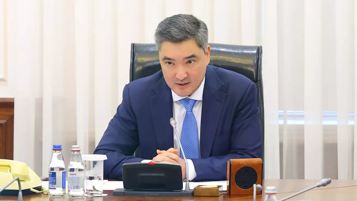 Бектенов поручил усилить поддержку легкой промышленности