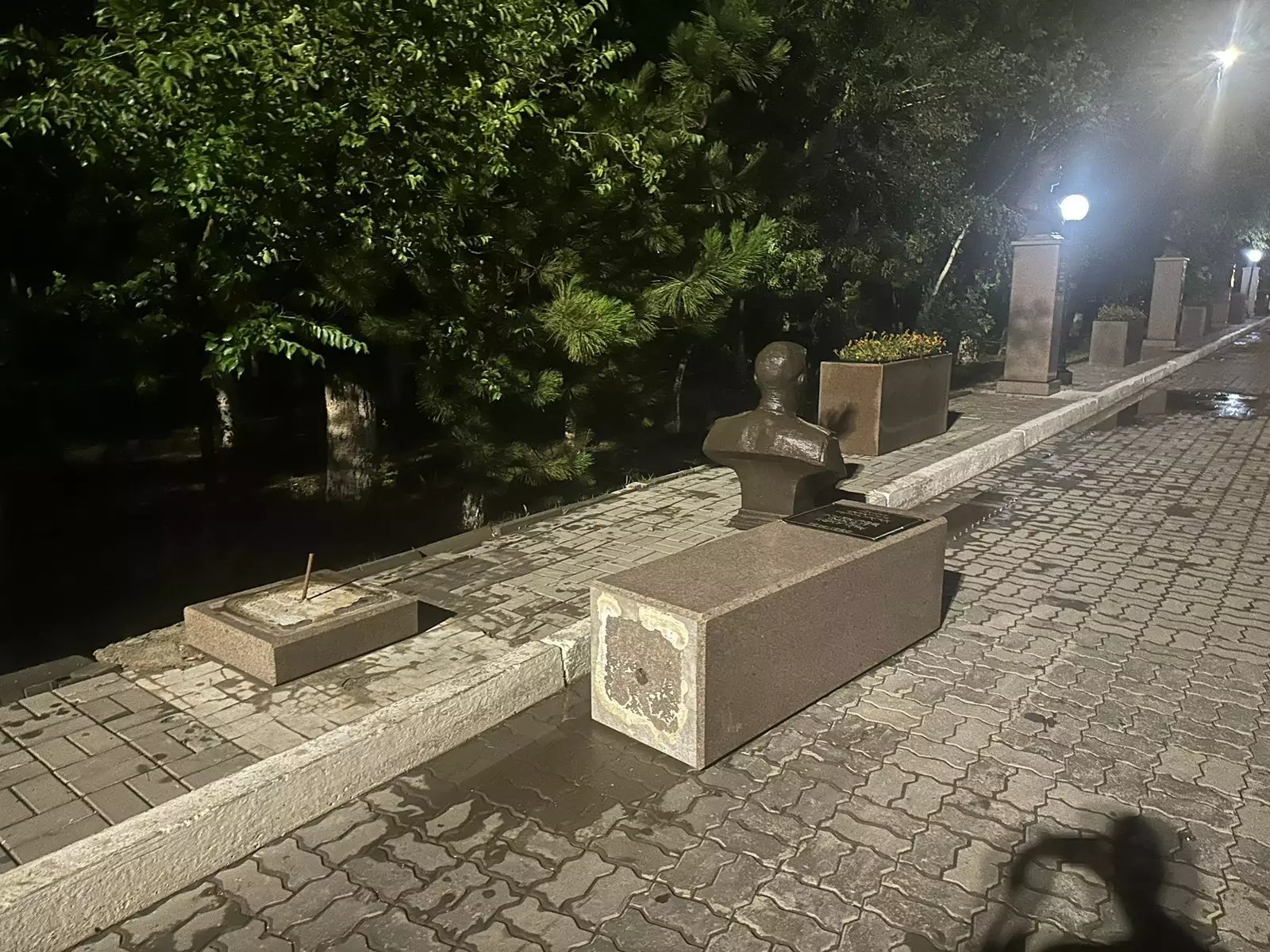 Дело о гибели первоклассницы под бюстом в Атырау вернули в областной суд
