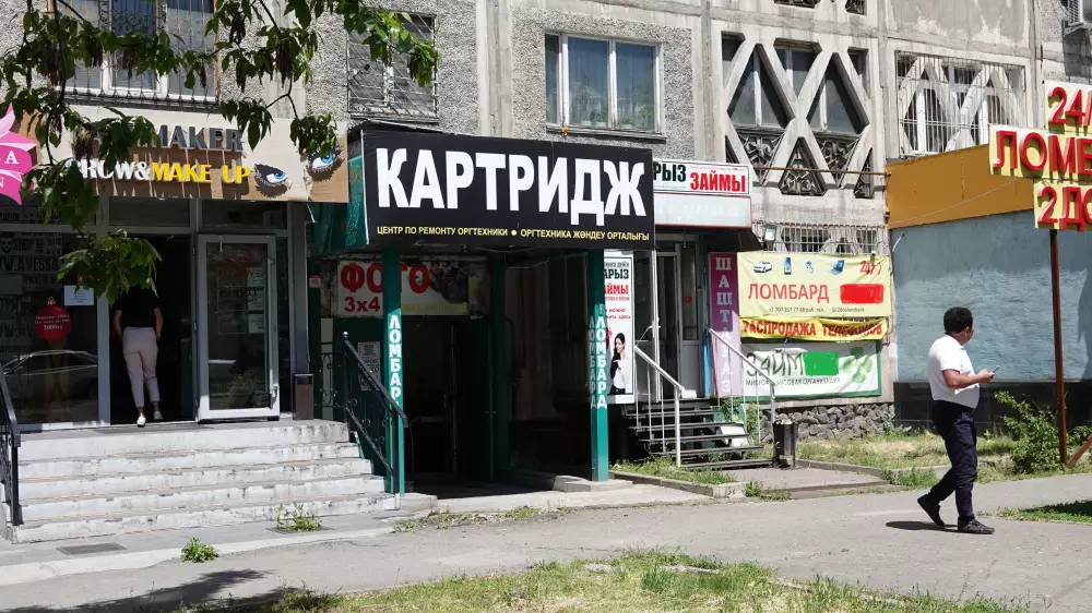 Жас қазақстандықтар қарызға өмір сүруге бейімделіп барады: мұның қандай қаупі бар?