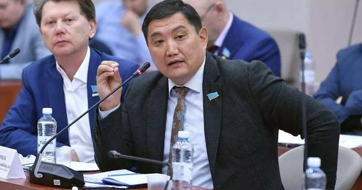  `Әйелімнен жұмыс істеуін сұрадым`: депутат 900 мың теңге жалақы жетпейтінін айтты 