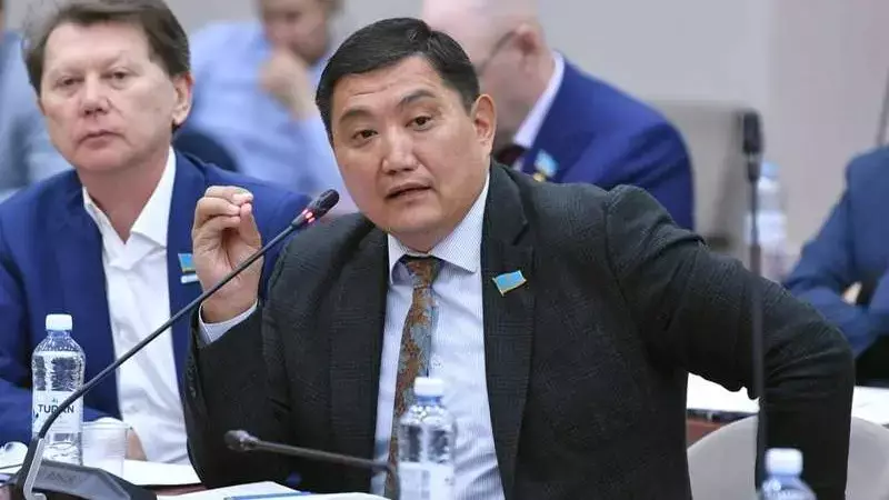 Жұбайымнан жұмыс істеуін сұрадым: депутат Бақытжан Базарбек 900 мың теңге жалақысы жетпейтінін айтты
